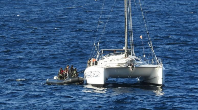 Evacuacion de tripulantes de un catamaran 1