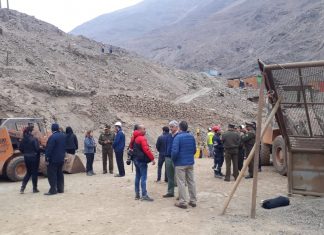 Continúan trabajos de rescate de tres obreros bolivianos atrapados tras derrumbe en mina al norte de Chile