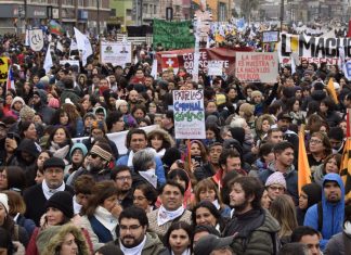 Profesores chilenos rechazan propuesta del gobierno y continúan huelga indefinida
