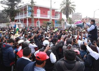 Gobernador peruano exige a Chile dar “urgente solución” a migrantes venezolanos aglomerados en ciudad fronteriza