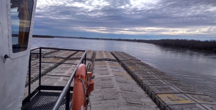 Navegacion con barcazas. Foto ICNDiario.