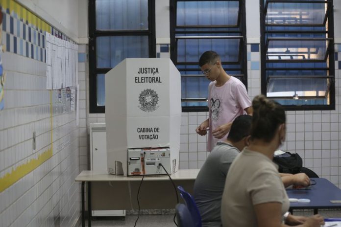 Eleições,Eleitores em Filas de Votações no Unieuro e Colegio Lasalle.