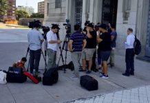 Desde las zonas de guerra hasta el frente digital, la ONU insta a defender a quienes reportan la verdad: los periodistas