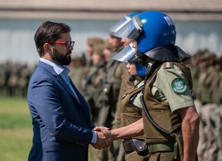 Chile: para combatir la inseguridad Gabriel Boric promulga ley que aumenta personal de la Policía militarizada