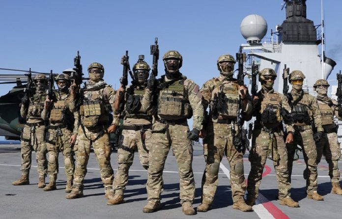 Helicópteros das três Forças Armadas (Marinha, Exército e Força Aérea) realizam manobras no Navio-Aeródromo Multipropósito Atlântico em movimento durante a Operação Poseidon 2021, coordenada pelo Ministério da Defesa.