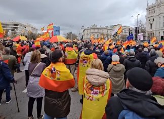 Miles de españoles salen a las calles contra la amnistía de Pedro Sánchez y exigen su dimisión