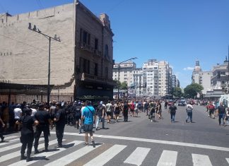 Sindicato minoritario de docentes trotskistas provoca violencia frente al Congreso de Buenos Aires