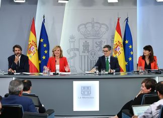Gobierno del PSOE prepara una ley de prensa que para analistas es una forma de amordazar a los medios críticos