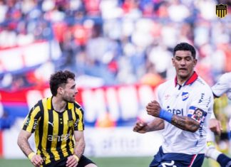 Con un arbitraje y un VAR lamentables Nacional derrotó a Peñarol en un partido con incidentes propiciados por los hinchas tricolores