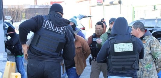 “Solo saldrás deportado o muerto”: informe denuncia graves abusos contra migrantes en el mayor centro de detención de Estados Unidos