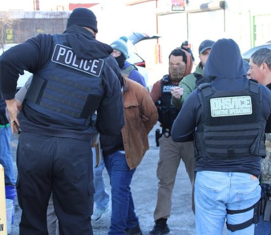 “Solo saldrás deportado o muerto”: informe denuncia graves abusos contra migrantes en el mayor centro de detención de Estados Unidos