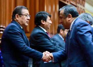 Gustavo Adrianzén renuncia a la presidencia del Consejo de Ministros de Perú antes de ser censurado por el Congreso tras el asesinato de 13 mineros