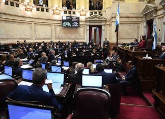 Argentina: dos senadores bajo sospecha, salvaron de la inhabilitación política a Cristina Kirchner condenada por corrupción (Video)