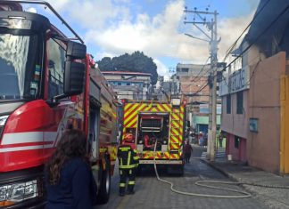 Ecuador: Explosión frente a prostíbulo en el norte de Quito deja siete heridos y dos vehículos afectados