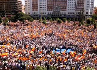 Multitudinaria protesta en España exige a Pedro Sánchez que se rinda a la democracia y convoque elecciones
