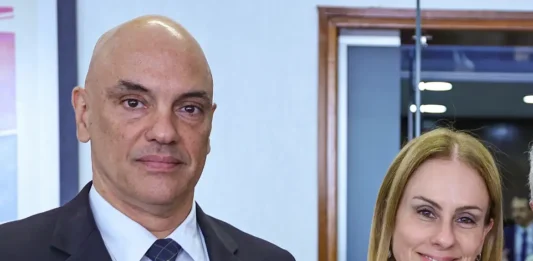 El “Juez de Lula” Alexandre de Moraes retira el pasaporte a Flávio Bolsonaro, le prohíbe salir del país mientras la esposa del magistrado es investigada por el caso del Banco Master