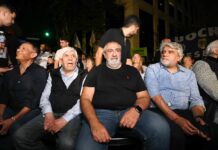 El titular de la CGT criticó a Cristina Kirchner por salir a bailar en el balcón tras la contundente derrota electoral: “Me cayó mal porque estábamos perdiendo la elección”