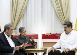 Maduro pierde otro aliado: el impacto de la derrota de Gonsalves en San Vicente y las Granadinas