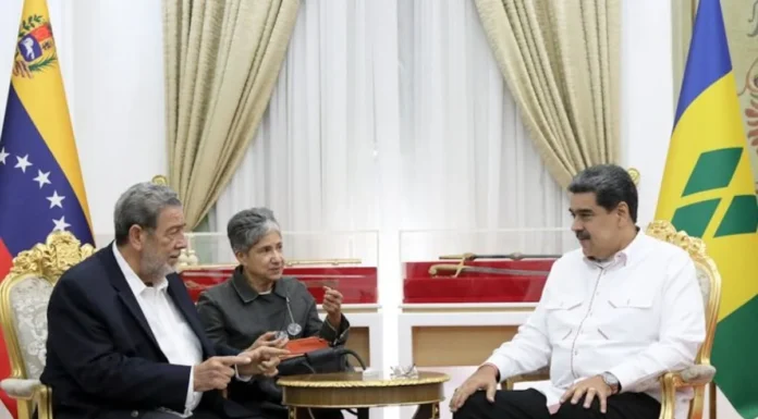 Maduro pierde otro aliado: el impacto de la derrota de Gonsalves en San Vicente y las Granadinas