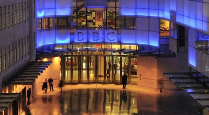 Piratas en el periodismo: la BBC pierde credibilidad; manipularon discurso de Trump y dos altos directivos de noticias renunciaron