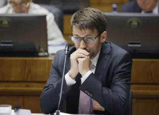 Senado chileno frena ofensiva de la oposición y rechaza acusación contra exministro de Energía Diego Pardow