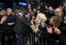 Ya está en Oslo: el abrazo que venció al miedo