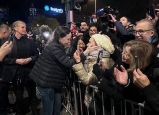 Ya está en Oslo: el abrazo que venció al miedo