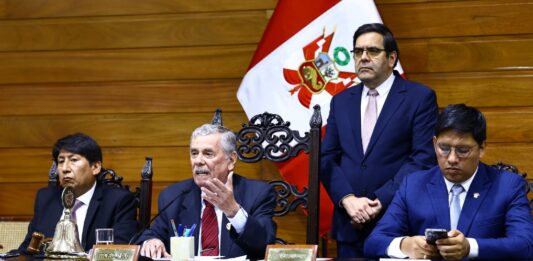 Presidente de Perú es destituido por el Congreso: se votaron siete pedidos que exigían la salida del mandatario por presuntos actos de corrupción