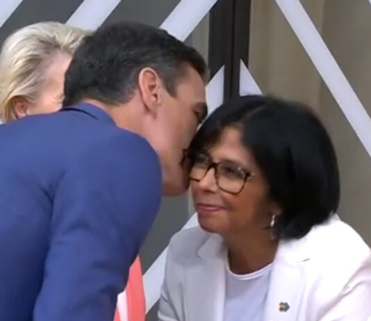 España: El Gobierno de Pedro Sánchez ya no oculta lazos con el chavismo; de la escala secreta a pedir el fin de las sanciones