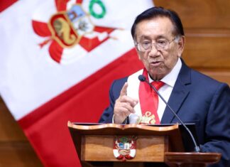 Congreso de Perú elije a José María Balcázar para tomar las riendas del país como presidente encargado de Perú tras destitución de José Jerí