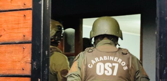 Disturbios por el Día del Joven Combatiente en Santiago de Chile dejan saqueos, barricadas y una joven herida de bala