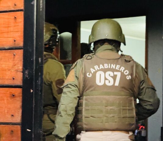 Disturbios por el Día del Joven Combatiente en Santiago de Chile dejan saqueos, barricadas y una joven herida de bala