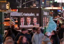 El colectivo español “Hazte Oír” irrumpe en Nueva York con carteles donde califica de “criminales” a Maduro, Zapatero y Pedro Sánchez