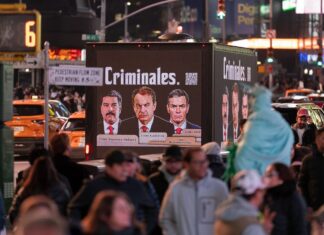 El colectivo español “Hazte Oír” irrumpe en Nueva York con carteles donde califica de “criminales” a Maduro, Zapatero y Pedro Sánchez