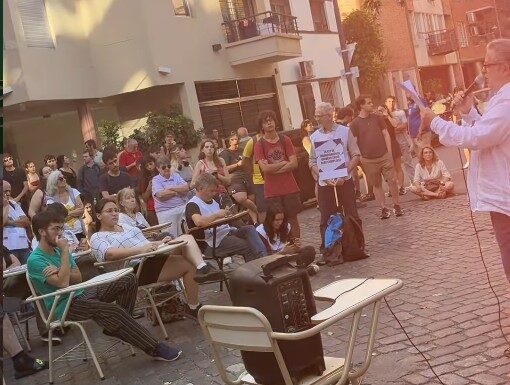 Provocación militante: Los cómplices de CFK trasladan el acoso callejero al domicilio de Manuel Adorni, jefe de Gabinete de Milei