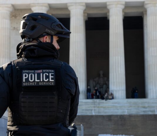 Caos y disparos cerca de la Casa Blanca: abatido un hombre armado frente al complejo presidencial
