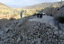 ¡Miserables!: Seguidores “evistas” frenan una ambulancia; rescatistas cargan a una anciana herida entre bloqueos en Bolivia (Fotos)