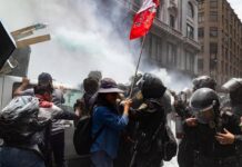 Choques entre maestros y antimotines marcan jornada de protesta en el Centro Histórico de la Ciudad de México