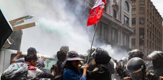 Choques entre maestros y antimotines marcan jornada de protesta en el Centro Histórico de la Ciudad de México