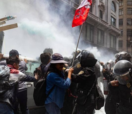 Choques entre maestros y antimotines marcan jornada de protesta en el Centro Histórico de la Ciudad de México