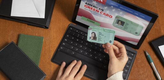 Golpe migratorio: Trump exigirá a migrantes temporales salir de EEUU para tramitar la Green Card desde su país de origen