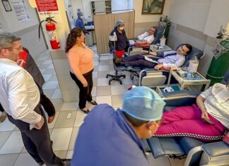 Bolivia: Bloqueos “evistas” provocan desabastecimiento de medicamentos y suspenden cirugías por falta de oxígeno; embajadores de la UE donan sangre