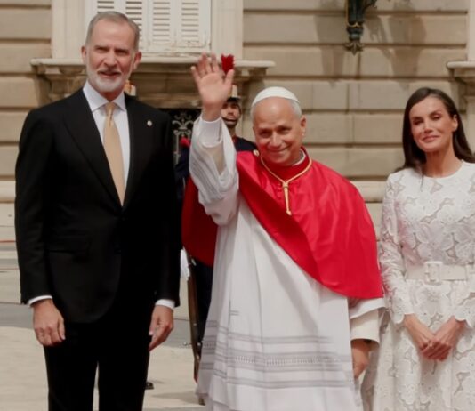 El Papa León XIV inicia su visita histórica a España con un llamado a la unidad frente a la polarización política