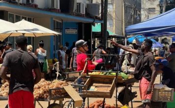 El laberinto de la supervivencia: venta callejera y apagones marcan el día a día de los más carenciados en Cuba