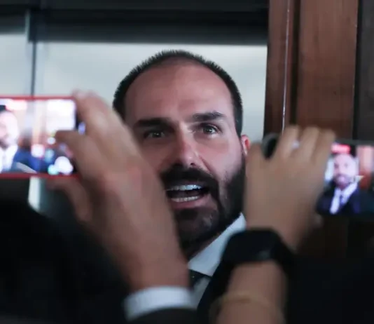 Los “Jueces de Lula” de la Sala Primera del STF condenan a Eduardo Bolsonaro a cuatro años y dos meses de prisión en medio de acusaciones de “persecución política”