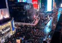 HISTÓRICO BANDERAZO EN NUEVA YORK: TIMES SQUARE SE TIÑE DE CELESTE Y BLANCO