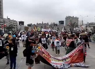 Keiko Fujimori asume la presidencia de Perú con paz y leves protestas en las calles