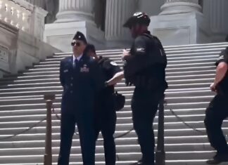 Detienen a un mayor de la Fuerza Aérea en el Capitolio tras exigir el juicio político a Trump y Vance (Video)