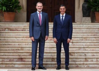 Las vacaciones blindadas de Pedro Sánchez frente a un invasión e incendios y el inexplicable veto al Rey en Ceuta