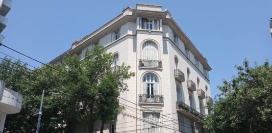 La Justicia argentina ordena el embargo preventivo de más de 100 propiedades de Cristina Kirchner incluido el piso donde cumple prisión domiciliaria